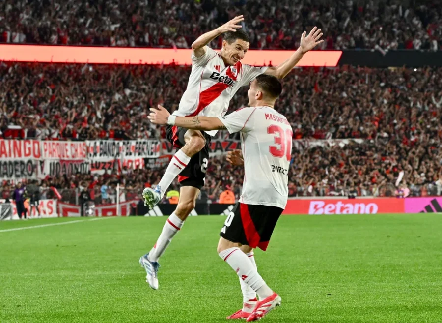 Ignacio Fern&aacute;ndez y Franco Mastantuono festejan el tercer gol de River.
