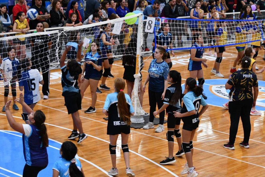 EL LUCIO CASAR&Iacute;N FUE ESCENARIO DE UN GRAN ENCUENTRO DE MINI VOLEY