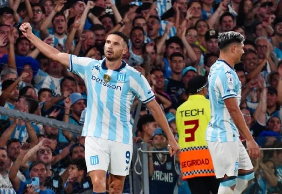 Adri&aacute;n Mart&iacute;nez, la carta de gol de Racing.