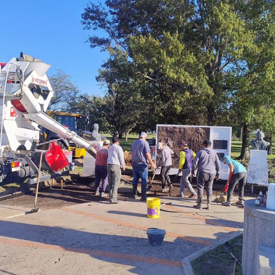 operarios comunales laborando en la plaza San Mart&iacute;n.
