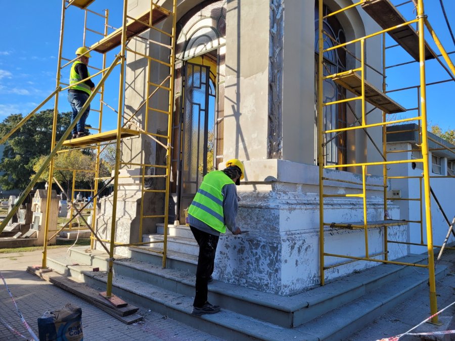 MEJORAS. Se contin&uacute;an mejorando las instalaciones en el cementerio local.
