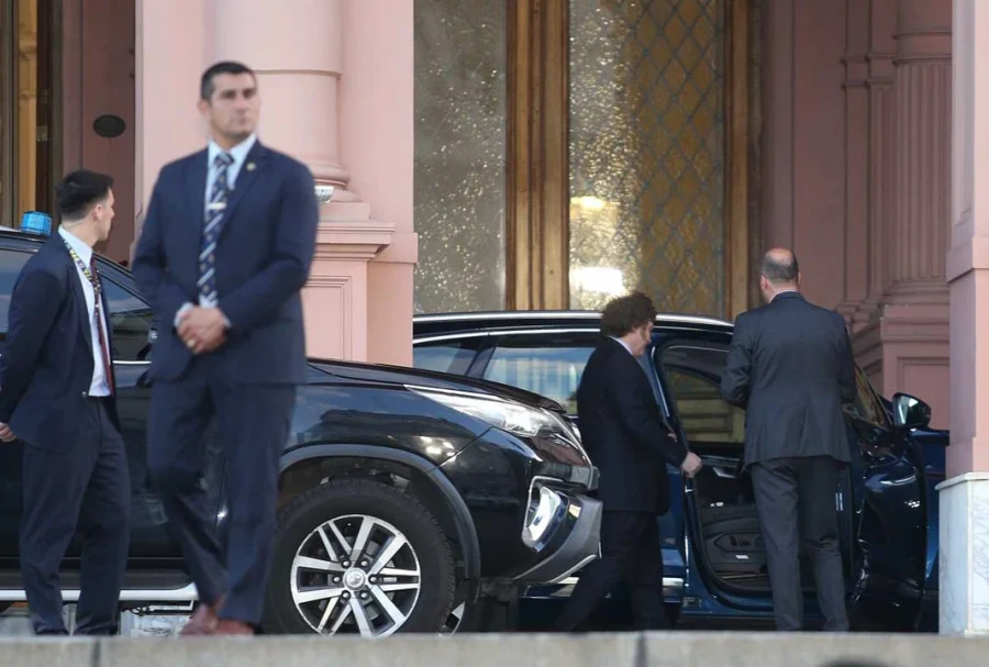 El Presidente lidera la reuni&oacute;n con su equipo.