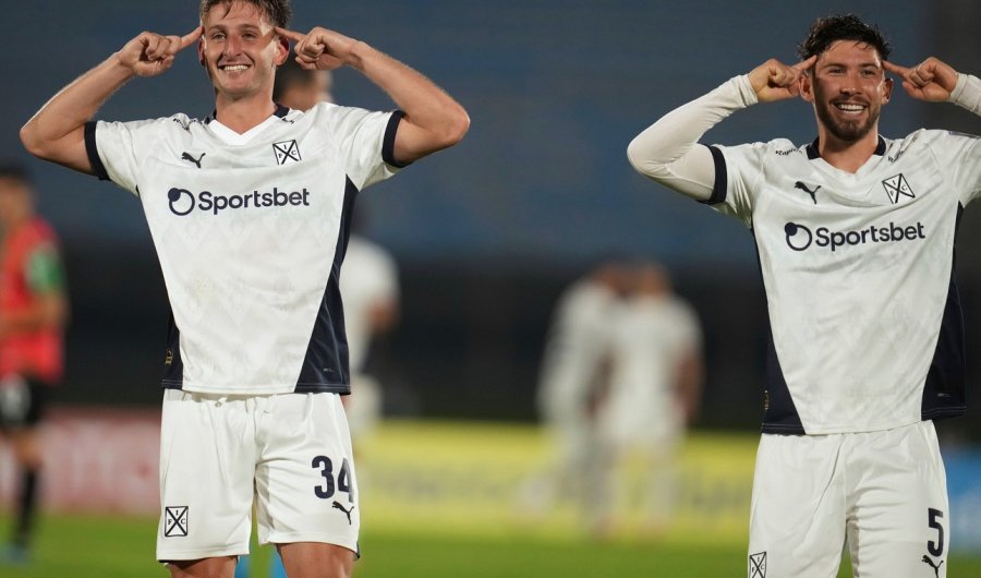 FELICIDAD. Mat&iacute;as Gim&eacute;nez y Felipe Loyola celebran uno de los goles del delantero.