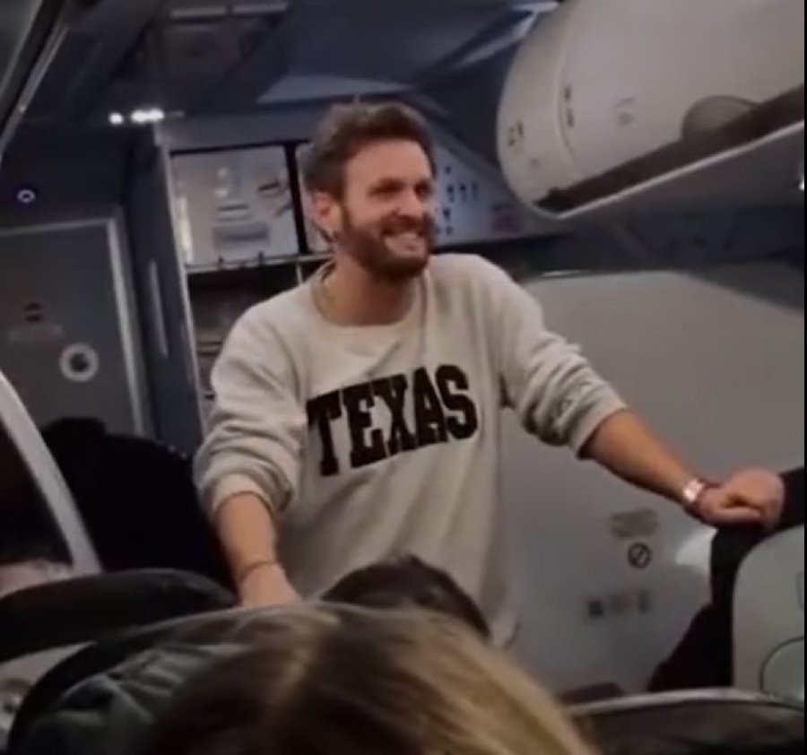 Se demor&oacute; el vuelo y Axel hizo un show en el avi&oacute;n.