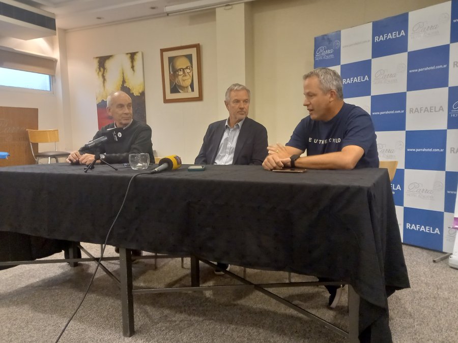 CHARLA DE TENIS. Oscar Mart&iacute;nez, Javier Frana y Mat&iacute;as Frana.
