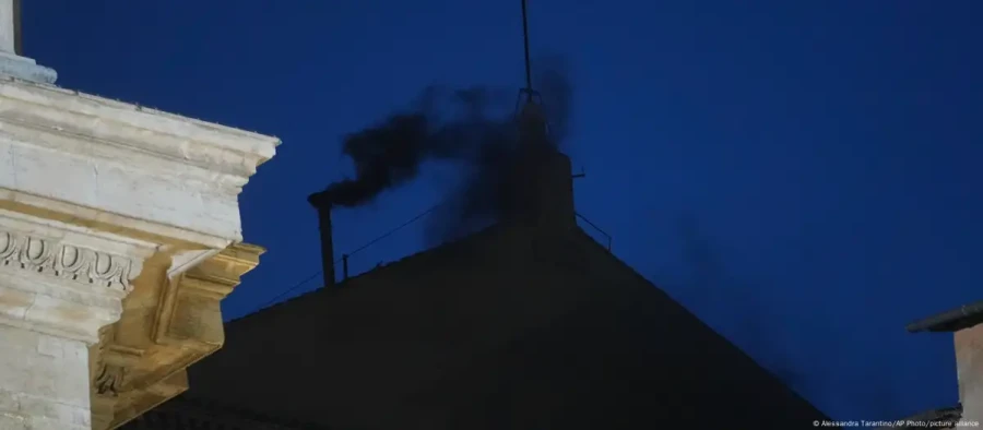 Humo negro en la chimenea de la Capilla Sixtina, lo que significa que no hubo acuerdo en la primera votaci&oacute;n para elegir al nuevo Papa.