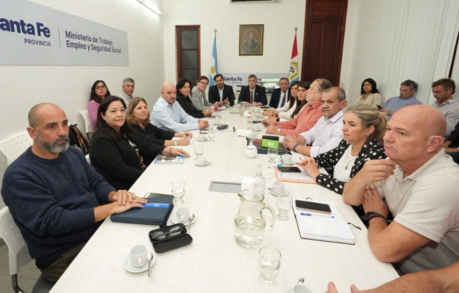 Los ministros Goity, B&aacute;scolo y Olivares junto a dirigentes gremiales, entre ellos Rodrigo Alonso, titular de Amsafe.