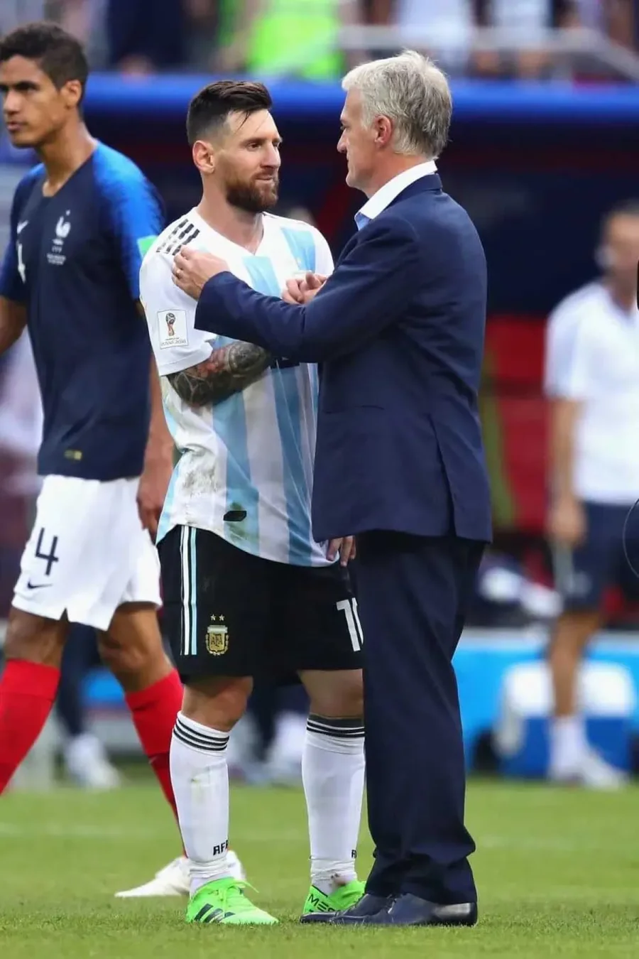 F&Uacute;TBOL. Leo Messi junto al franc&eacute;s Didier Deschamps en una cancha, como corresponde.