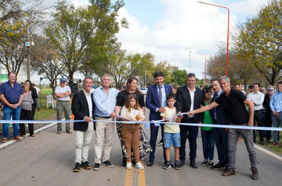 ZEN&Oacute;N PEREYRA. La presidenta comunal, Ver&oacute;nica Gallo junto al gobernador Maximiliano Pullaro y el ministro de Obras P&uacute;blicas, Lisandro Enrico, entre otros.