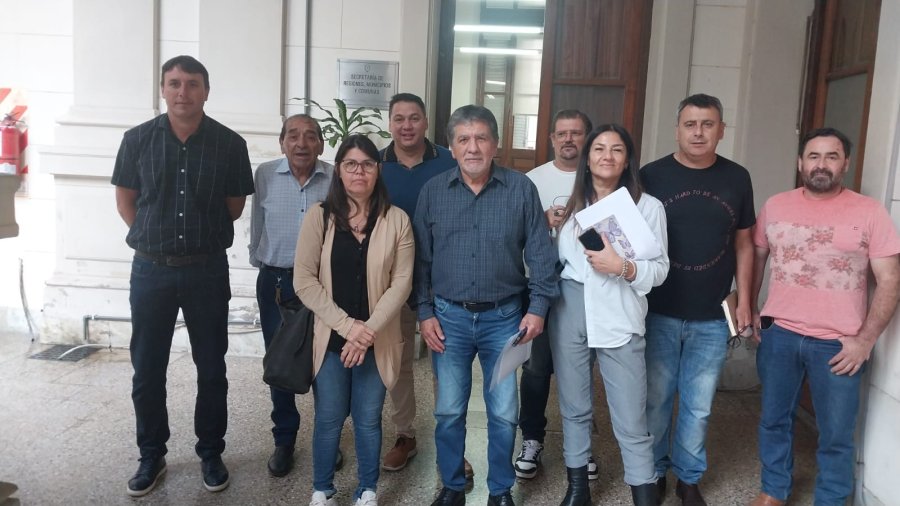 EN CASA DE GOBIERNO. El titular de la Festram, Jes&uacute;s Monz&oacute;n, junto al resto de los paritarios de la entidad.