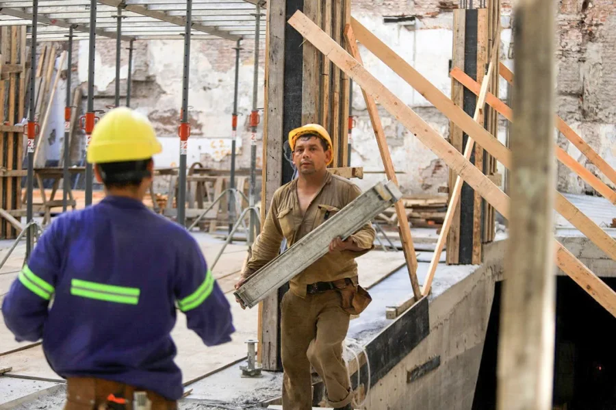CONSTRUCCI&Oacute;N. Subi&oacute; 15,8% interanual en marzo de 2025 y disminuy&oacute; 4,1% respecto de febrero.