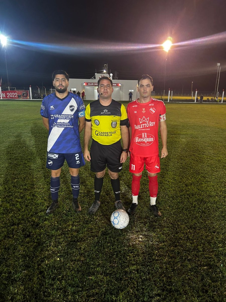 ANTES DEL INICIO. El &aacute;rbitro Dar&iacute;o Su&aacute;rez junto a los capitanes.