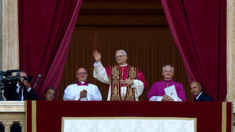 DESDE EL BALC&Oacute;N. El Papa Le&oacute;n XIV en su presentaci&oacute;n ante la multitud reunida en la Plaza San Pedro, en el Vaticano.