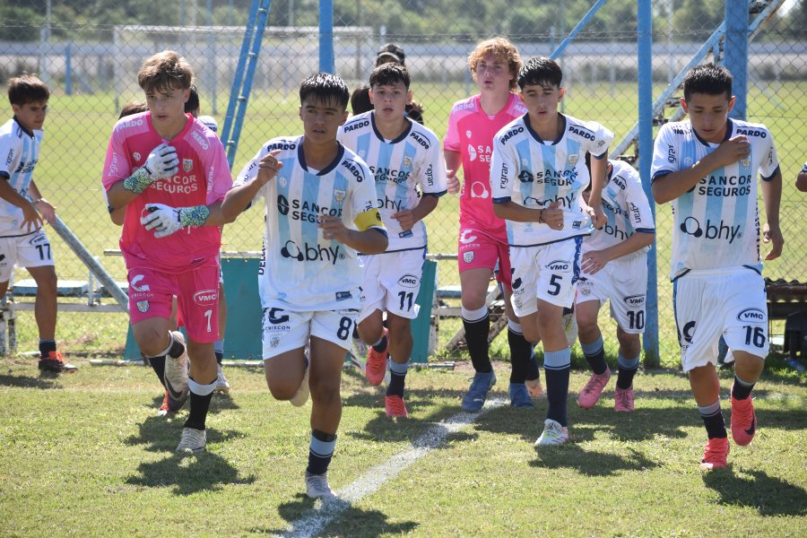 TOOS CELESTES Y BLANCOS. Atl&eacute;tico se medir&aacute; con Racing de C&oacute;rdoba.