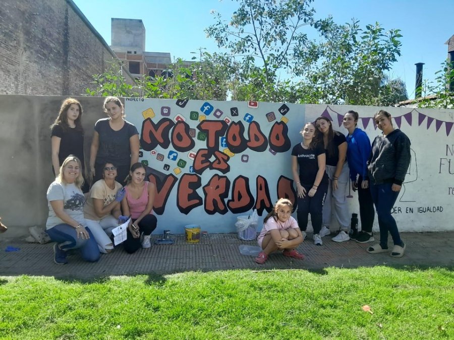 Uno de los murales elaborados por j&oacute;venes.