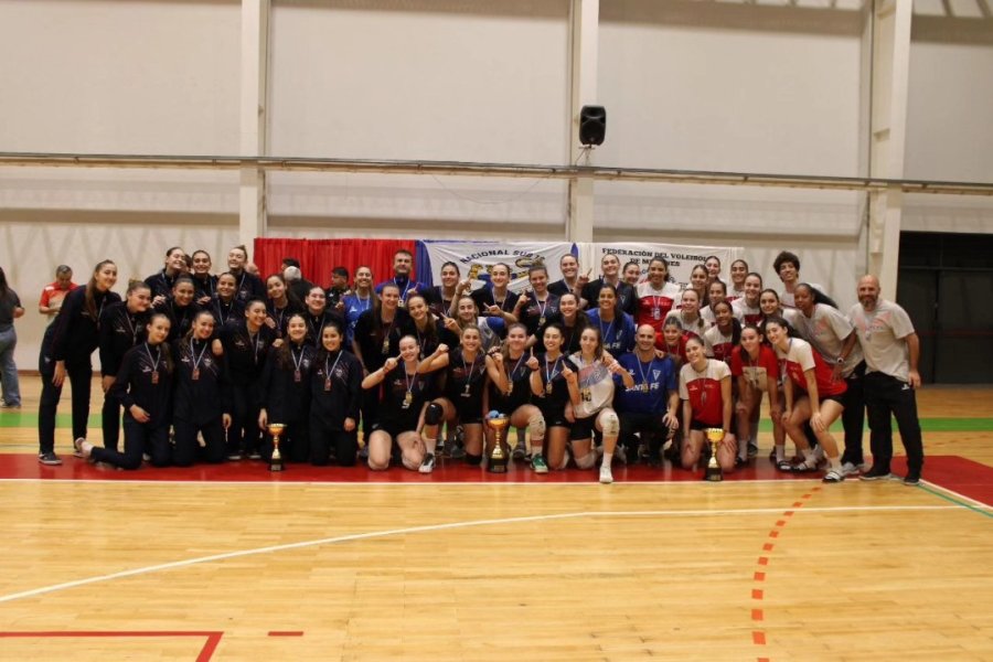 PREMIACION. En la rama femenina el equipo santafesino obtuvo el t&iacute;tulo.