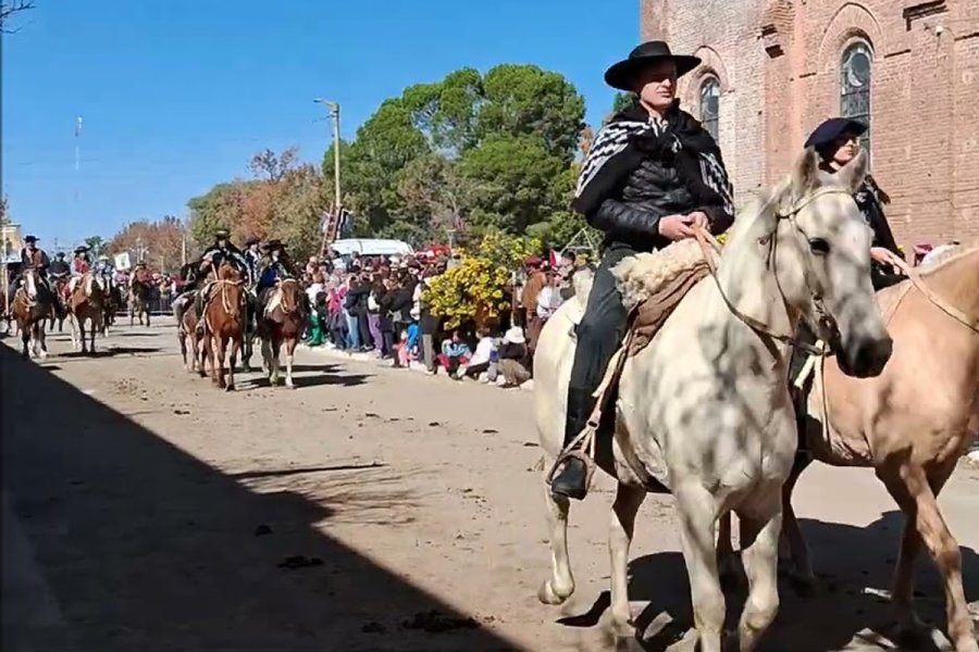Peregrinaci&oacute;n de agrupaciones gauchas camino a la Bas&iacute;lica..
