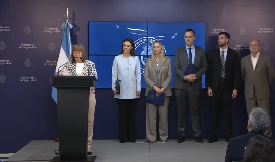 La acompa&ntilde;aron la Secretaria de la Presidencia, Karina Milei, el Vocero Presidencial, Manuel Adorni, y la encargada de negocios de los Estados Unidos en la Argentina, Abigail Dressel.