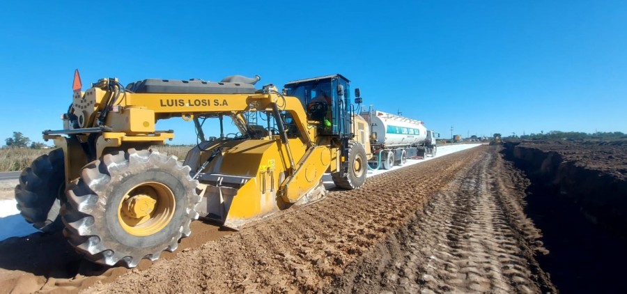 En las tareas principales se procede con la conformaci&oacute;n de la base de la calzada y de la rotonda.