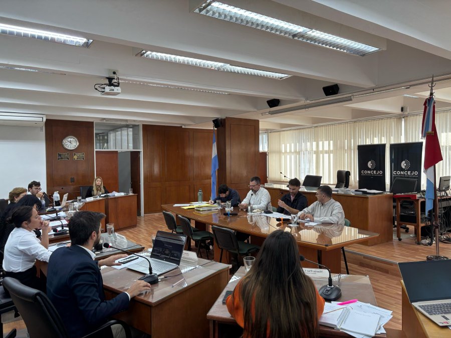El Concejo durante la reuni&oacute;n entre los ediles y funcionarios del Departamento Ejecutivo, este lunes por la ma&ntilde;ana. (FOTO PRENSA CONCEJO)