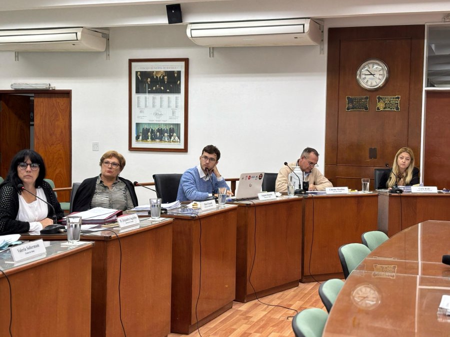 El bloque de Unidos durante la reuni&oacute;n de comisiones de este lunes por la ma&ntilde;ana. (PRENSA CONCEJO)