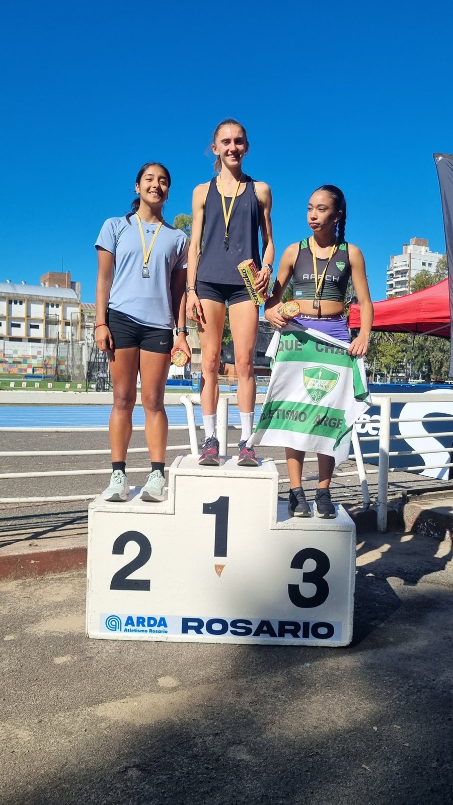 GRAN TORNEO. Sof&iacute;a Fregona en lo m&aacute;s alto del podio de los 1.500 metros.