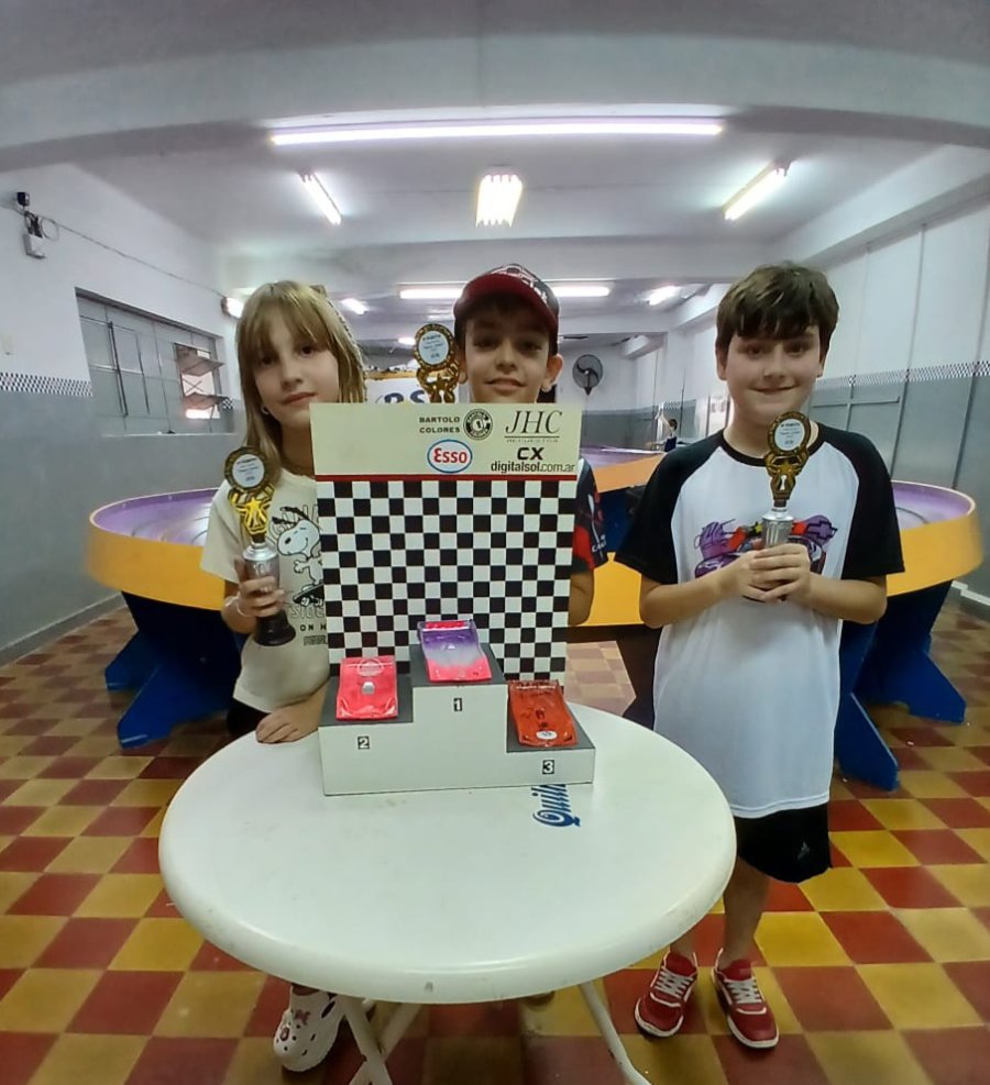 PODIO SPORT JUNIOR: Elisa Ferpozzi (2&ordm;), Pedro Schinner (1&ordm;) y Dante Urdiales (3&ordm;).