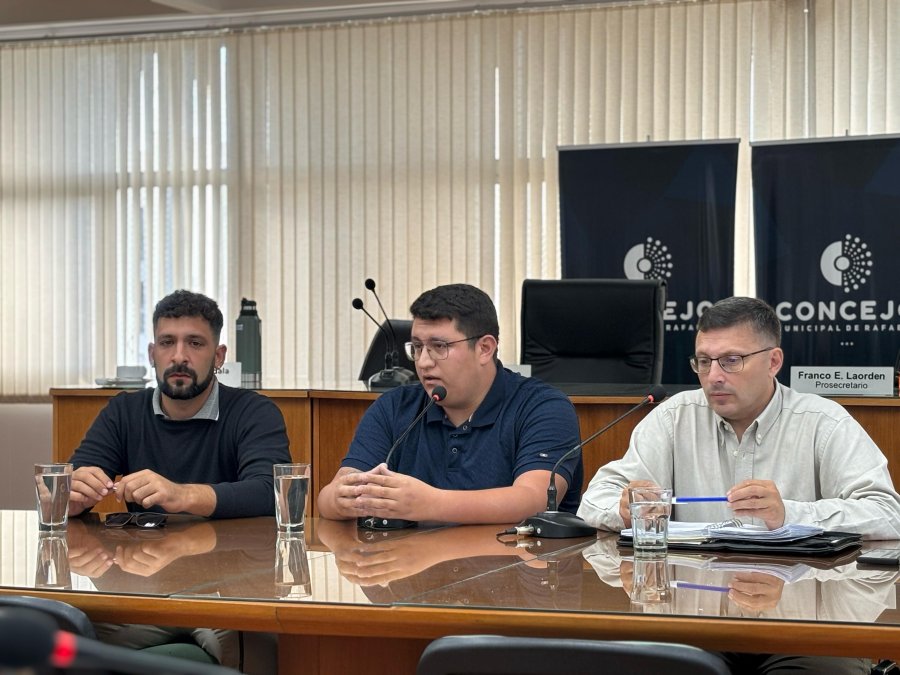 Santiago Barretto, Fernando Carrascal y Lisandro M&aacute;rsico, el lunes por la ma&ntilde;ana en el Concejo.
