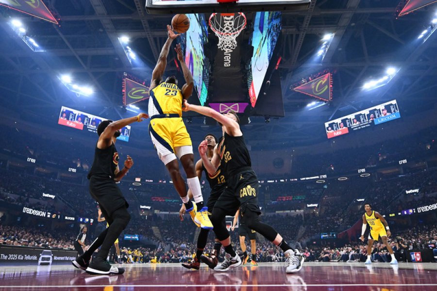 Indiana remont&oacute; casi 20 puntos y venci&oacute; a Cleveland para asegurar la clasificaci&oacute;n.
