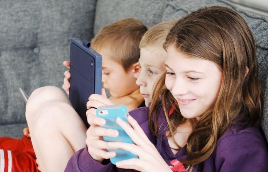 PREOCUPACION. Los ni&ntilde;os acceden a los celulares antes de los 10 a&ntilde;os en Argentina.
