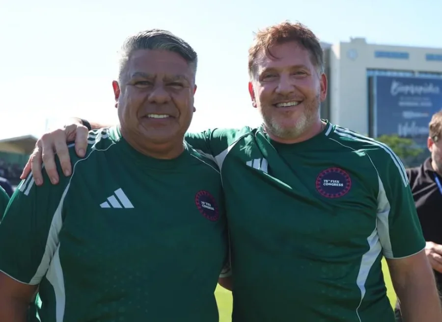 Claudio Fabi&aacute;n Tapia junto al presidente de la CONMEBOL, Alejandro Dom&iacute;nguez.