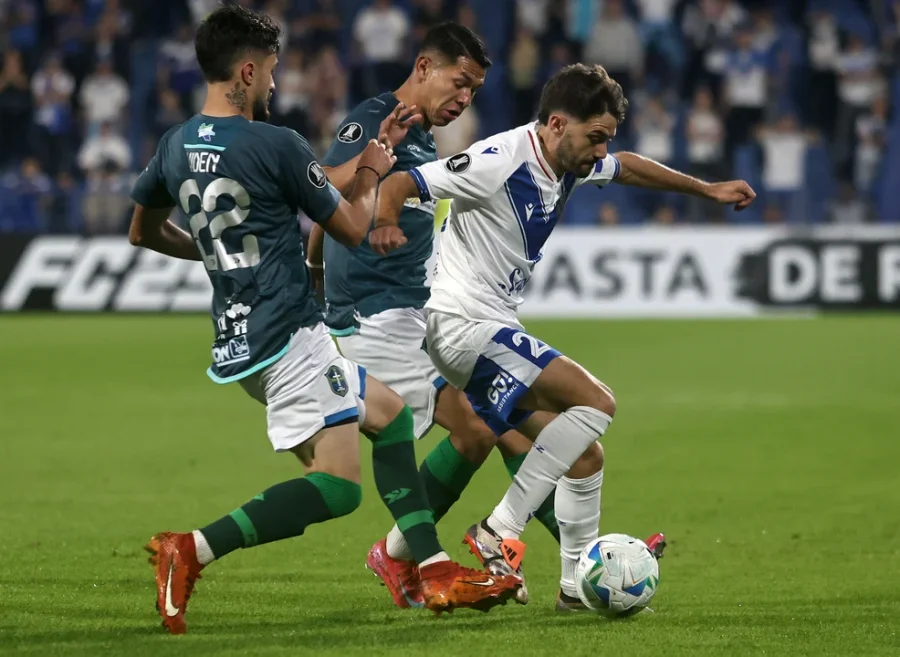 Agust&iacute;n Bouzat cubre la pelota ante la marca de los jugadores bolivianos.