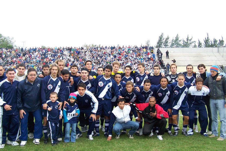 TODOS JUNTOS. El gran plantel campe&oacute;n de la temporada 2004/05.