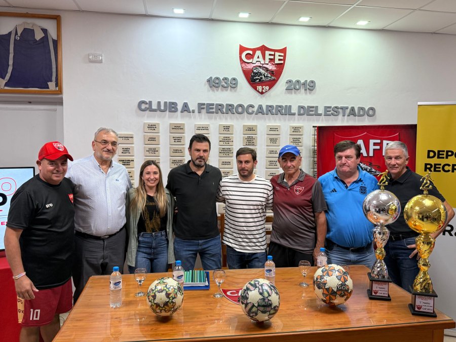 LANZAMIENTO. Dirigentes de Ferro y autoridades invitadas en la presentaci&oacute;n del torneo.