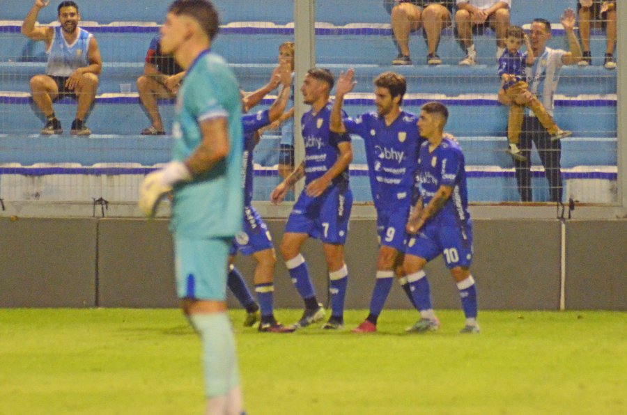 LUCAS ALBERTENGO ANOT&Oacute; UN GOLAZO Y LA CREMA VOLVI&Oacute; A GANAR EN ALBERDI