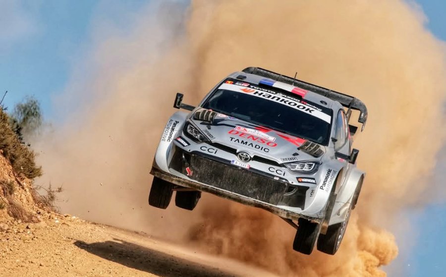 S&eacute;bastien Ogier volando con el Toyota por los caminos de Portugal.