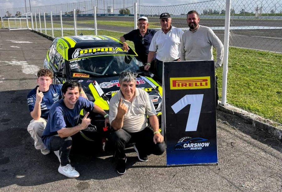 Alejandro Cipolat y su equipo en el aut&oacute;dromo de Paran&aacute;.