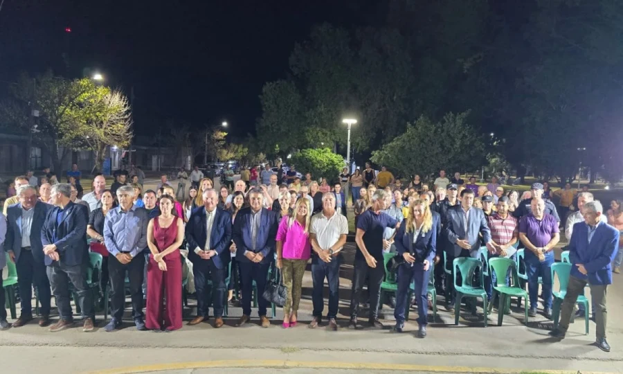 Autoridadees y p&uacute;blico en el reciente acto.