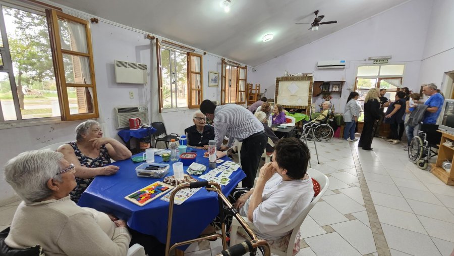 Un instante de la actividad desarrollada en el geri&aacute;trico.