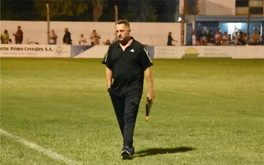 NO SIGUE. Gustavo Rivarossa no pudo levantar al equipo.