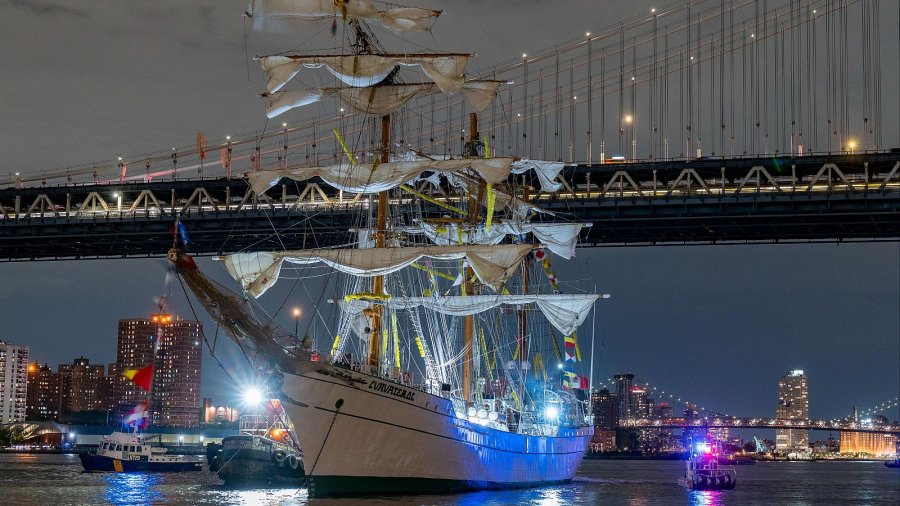 TRAGEDIA. Un buque de la Armada de M&eacute;xico choc&oacute; con el puente de Brooklyn.