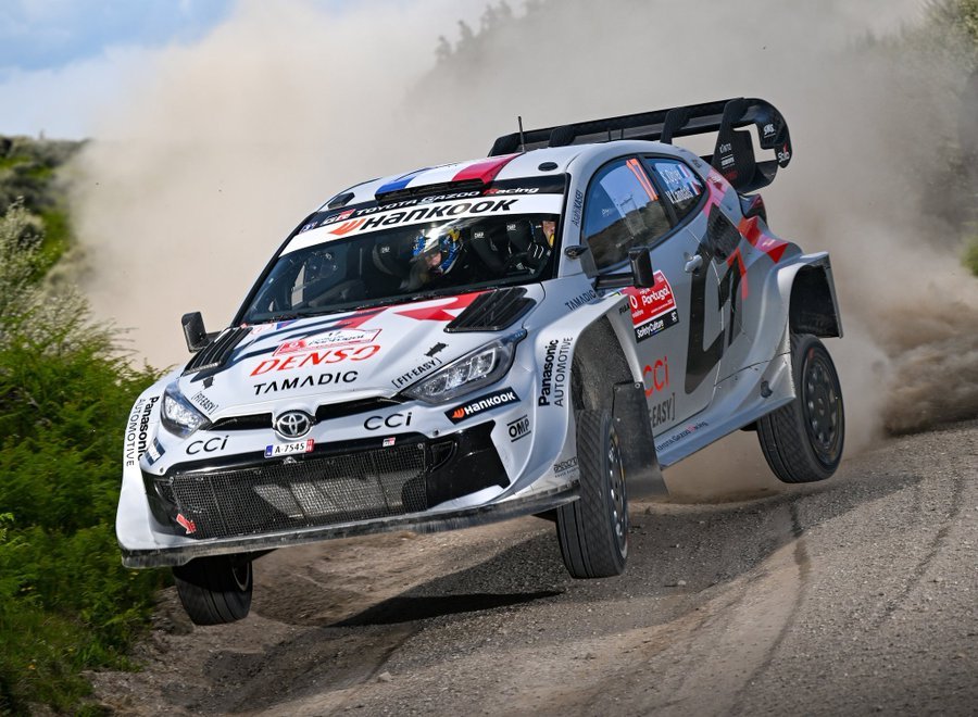 S&eacute;bastien Ogier y el Toyota Yaris en el Rally de Portugal.