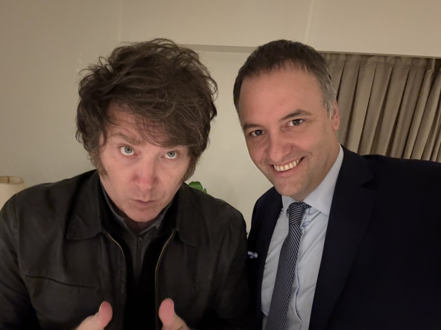 Milei y Adorni, ayer en el Hotel Libertador antes de conocerse los resultados de la elecci&oacute;n porte&ntilde;a.
