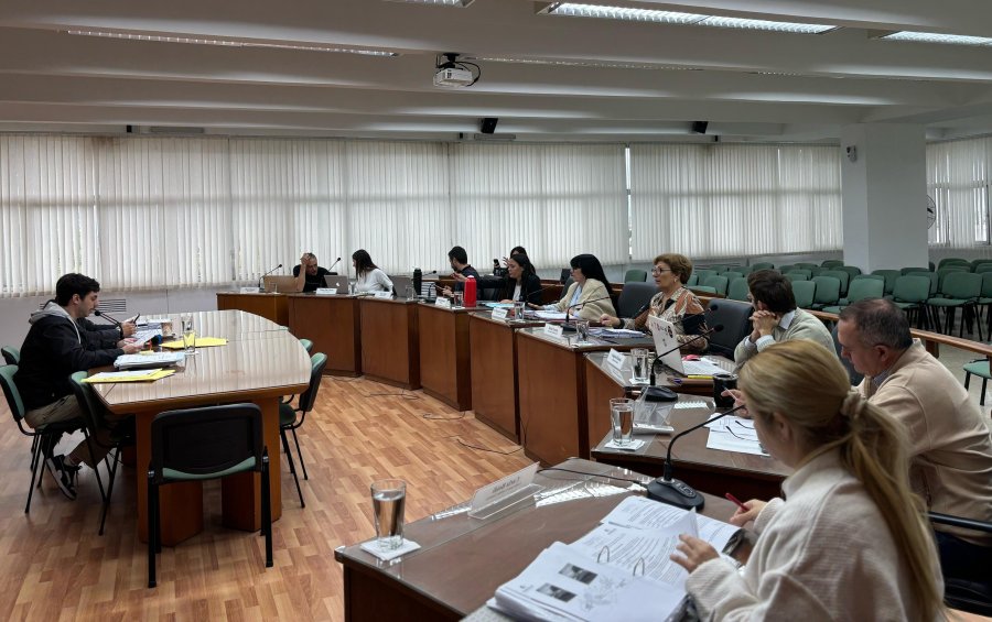 Los concejales durante la reuni&oacute;n de comisi&oacute;n de este lunes.