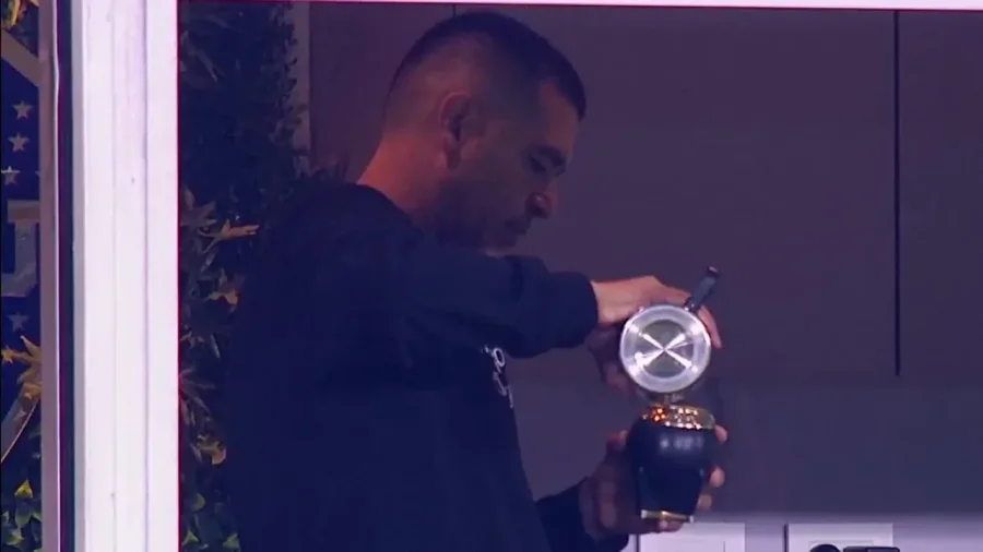 Entre mate y mate, Riquelme piensa en el nuevo t&eacute;cnico de Boca.