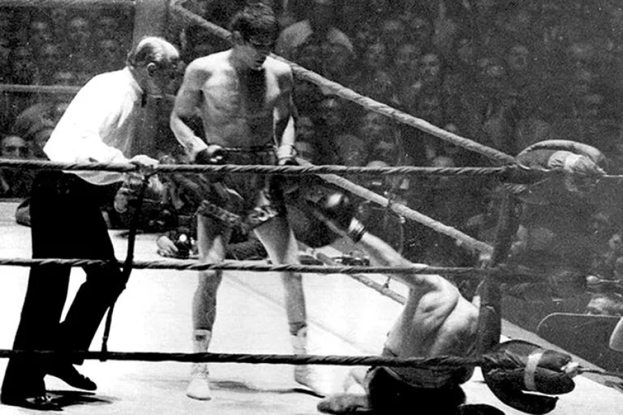 Benvenuti yace en una esquina del ring; Monz&oacute;n acaba de noquearlo con un derechazo para consagrarse campe&oacute;n mundial de los medianos, en 1970