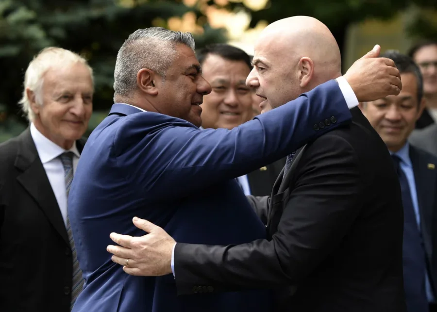 Infantino salud&oacute; a Tapia por su regreso al Consejo de la FIFA.