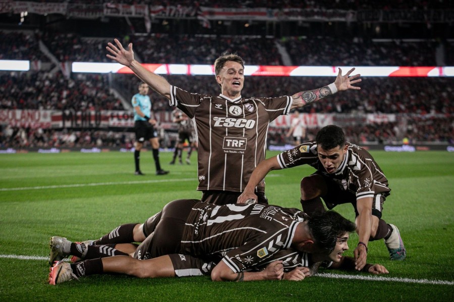 Platense dio el batacazo en el Monumental y elimin&oacute; a River