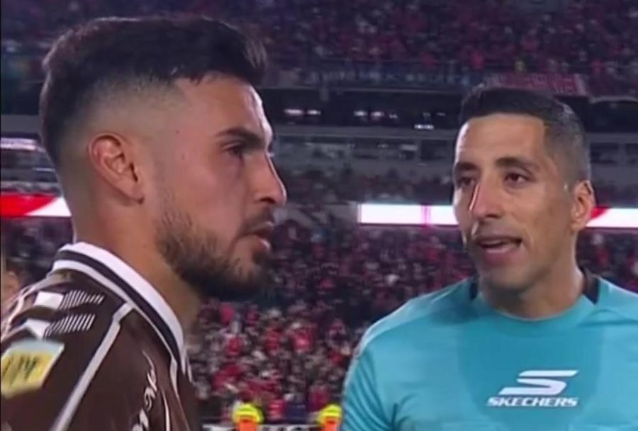 La actitud del capit&aacute;n de Platense en el sorteo previo a los penales.