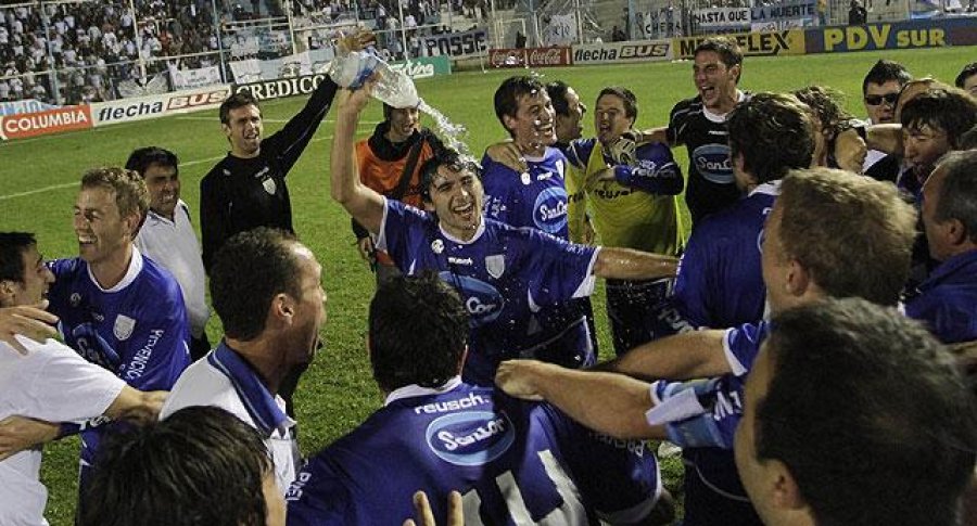 EL FESTEJO DE LA CREMA TRAS LOGRAR EL ASCENSO EN TUCUM&Aacute;N